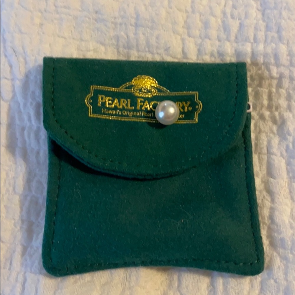 Real Pearl NOT FAKE this is a real pearl